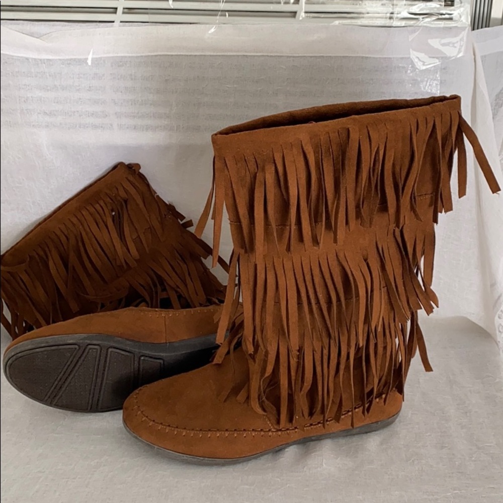 Boots above shin